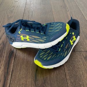 Great condition big boys under armor shoes size 7Y